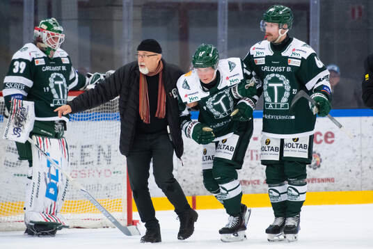Tingsryds AIFs Laban Persson har ont och leds ut av Joachim