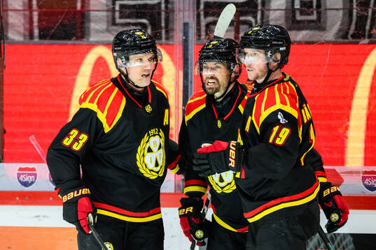 Brynäs Jakob Silfverberg jublar med Anton Rödin och