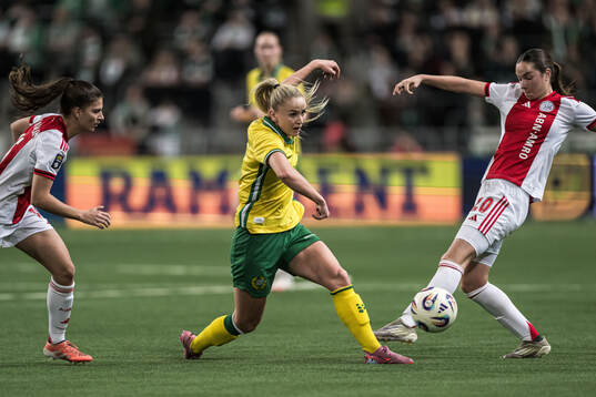 Danique Noordman and Isa Colin of Ajax and Anna Jøsendal