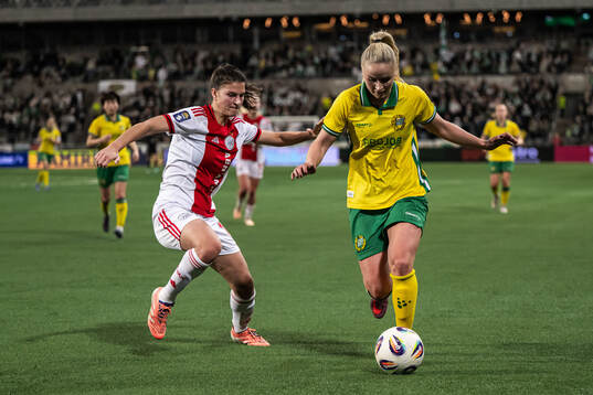 Danique Noordman of Ajax and Anna Jøsendal of Hammarby