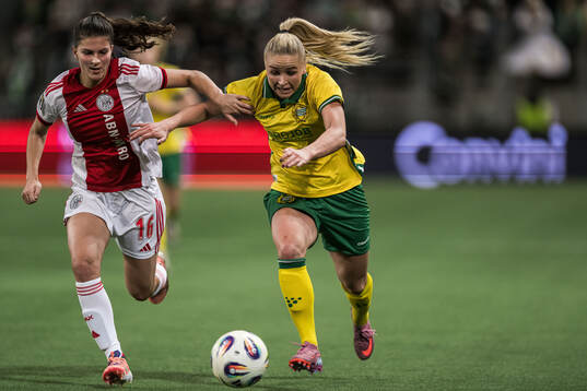 Danique Noordman of Ajax and Anna Jøsendal of Hammarby