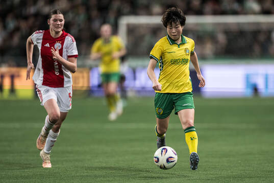 Renee van Asten of Ajax and Asato Miyagawa of Hammarby