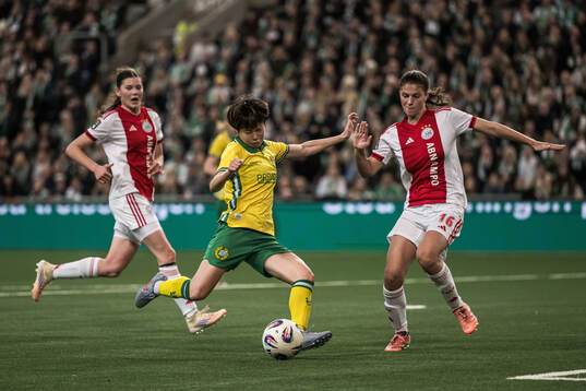 Asato Miyagawa of Hammarby and Danique Noordman of Ajax