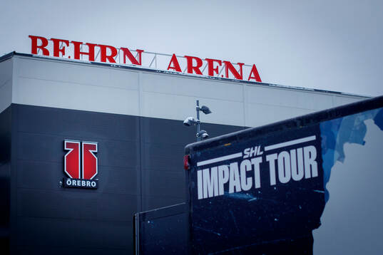 Behrn Arena exteriör och en logotyp för SHL Impact Tour