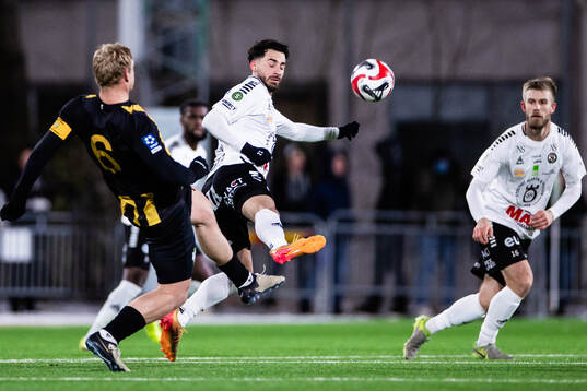 Hammarby TFFs Jordan Simpson och Örebros Simon Amin