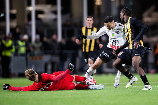 Hammarby TFFs målvakt Amar Dzevlan och Örebros Ahmed Yasin