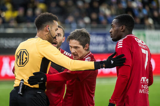 Domare Farouk Nehdi och Utsiktens Malkolm Moenza, Robin