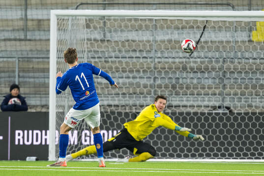 Norrby IFs Max Andersson gör 1-0 på Utsiktens målvakt