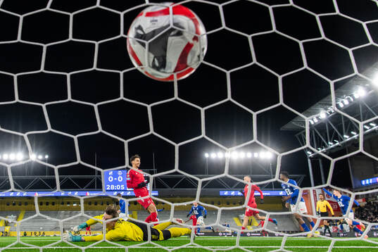 Norrbys Max Andersson gör 1-0 bakom Utsiktens målvakt