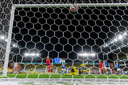 Norrbys Max Andersson gör 1-0 bakom Utsiktens målvakt