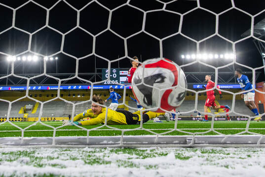 Norrbys Max Andersson gör 1-0 bakom Utsiktens målvakt