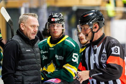 Östersunds tränare Mikael Holmqvist i samtal med domare