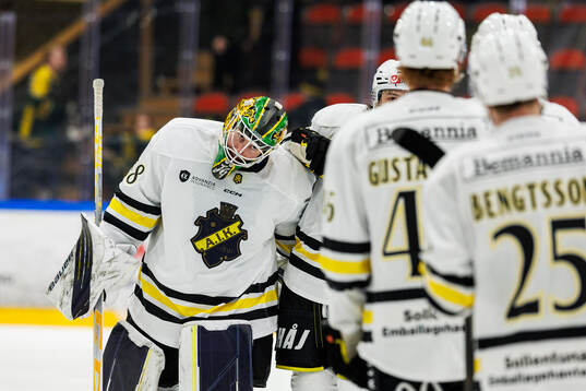 AIKs målvakt Jonas Gunnarsson jublar