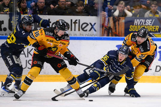 HV71s Martin Johnsen i en kamp mot Luleås Oscar Engsund