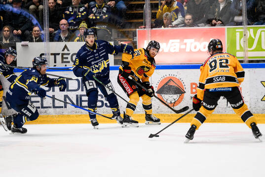 HV71s Lucas Lagerberg och Luleås Brendan Shinnimin