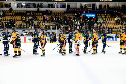 HV71s och Luleås spelare tackar varandra