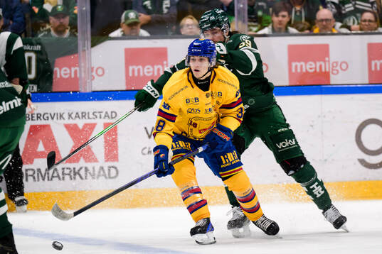 Djurgårdens Victor Eklund och Färjestads Linus Johansson