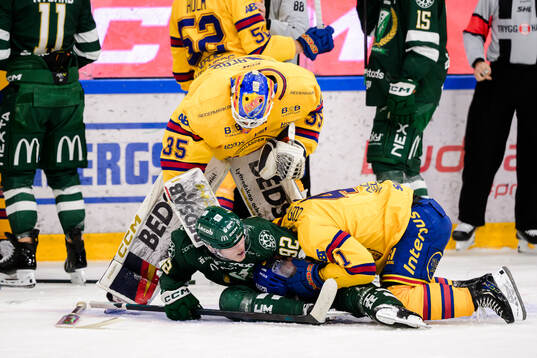 Färjestads Lucas Forsell i bråk med Djurgårdens målvakt