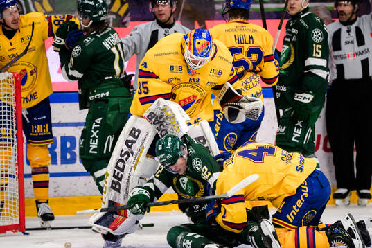 Färjestads Lucas Forsell i bråk med Djurgårdens målvakt