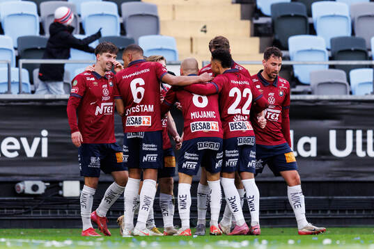 Örgrytes spelare jublar med Daniel Paulson