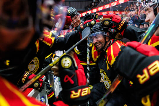 Brynäs Anton Rödin jublar med lagkamrater