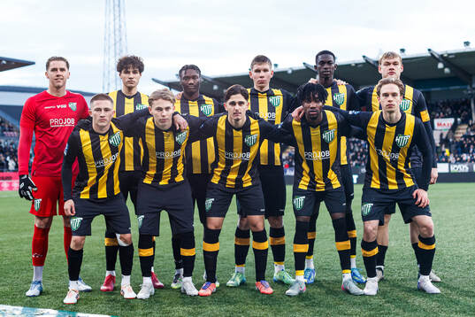 Hammarby TFFs startelva ställer upp för en lagbild