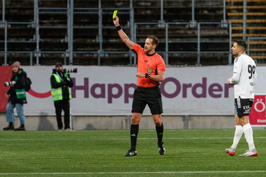 Domare Victor Wolf tilldelar Örebros tränare Patrik