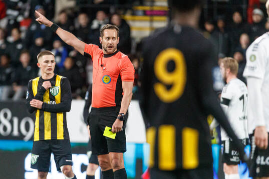 Domare Victor Wolf tilldelar Örebros Karl Holmberg ett