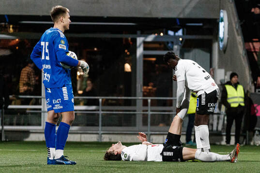 Örebros målvakt Jakub Ojrzynski, John Stenberg och Joseph