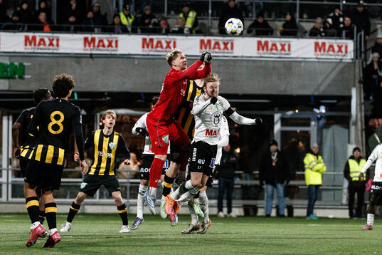 Hammarby TFFs målvakt Amar Dzevlan och Örebros Karl