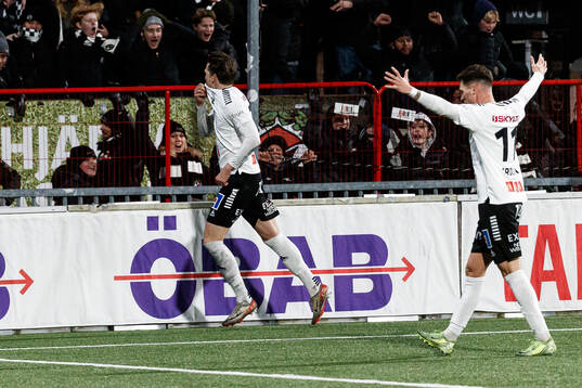 Örebros John Stenberg och Samuel Kroon jublar