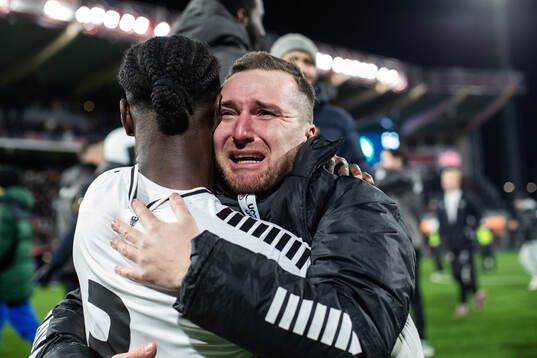 Örebros sportchef Enes Ahmetovic jublar