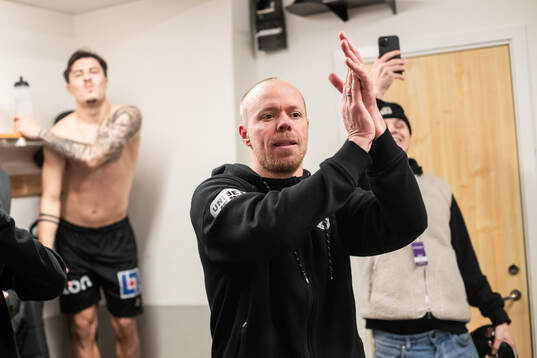 Örebros tränare Patrik Haginge jublar i omklädningsrummet