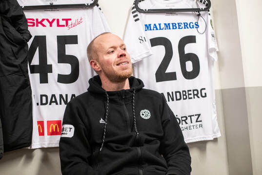 Örebros tränare Patrik Haginge jublar i omklädningsrummet