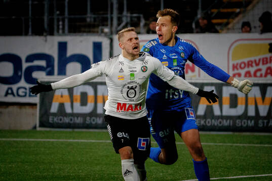 Örebros Erik Andersson och Jakub Ojrzynski jublar