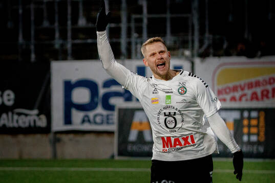 Örebros Erik Andersson jublar