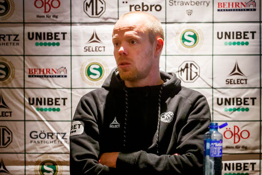 Örebros tränare Patrik Haginge på presskonferensen