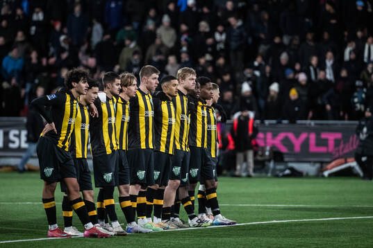 Hammarby TFFs spelare följer straffläggningen