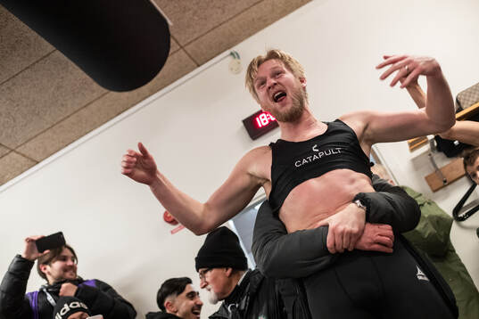 Örebros Karl Holmberg jublar i omklädningsrummet