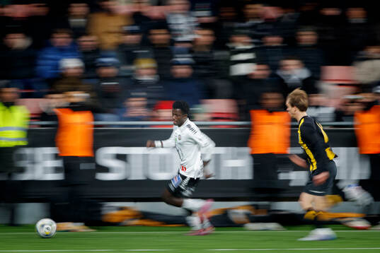 Panorering på Örebros Blessing Asumang Dankwah och