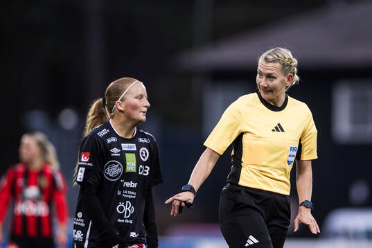 KIF Örebros Vera Andersson och domare Tess Olofsson