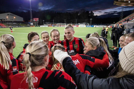 Brommapojkarnas Emma Engström (m) jublar med Julia Olsson,
