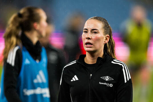 Ine Strømstad Berre of Rosenborg warms up