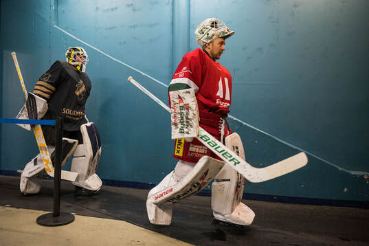 AIKs målvakt Jonas Gunnarsson och Modos målvakt Edvin