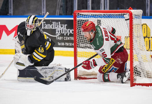 AIKs målvakt Jonas Gunnarsson och Modos Jacob Bjerselius