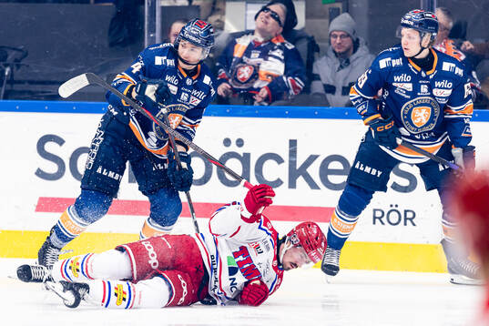 Växjös Keegan Lowe tacklar Timrås Ludvig Levinsson