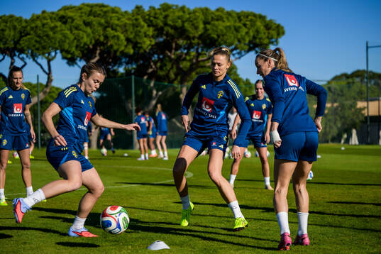 Beata Olsson, Fridolina Rolfö and Kosovare Asllani of the
