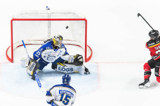 Luleås Ben Tardif gör 1-0 bakom Leksands målvakt Robin