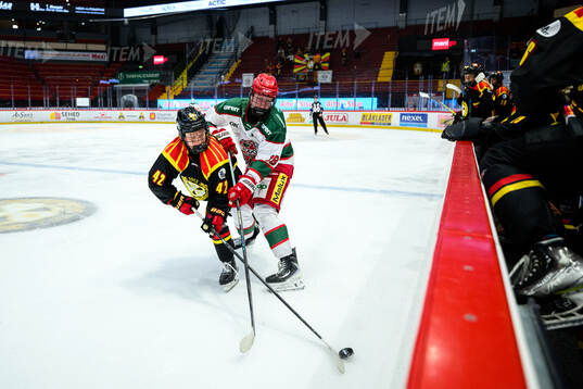 Brynäs Viivi Vainikka och Modos Elsa Åberg