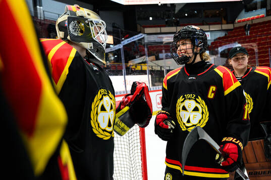 Brynäs målvakt Ena Nystrøm och Julia Östlund jublar